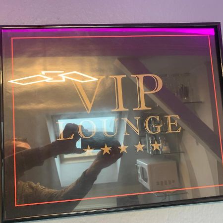 Best-Preis -Vip Lounge- Mit Netflix, Self-Check-In, Ebike Ladestation, Fahrradraum, Wlan Und Netflix - Direkt Am Elberadweg Im Herzen Von Wittenberge Bagian luar foto